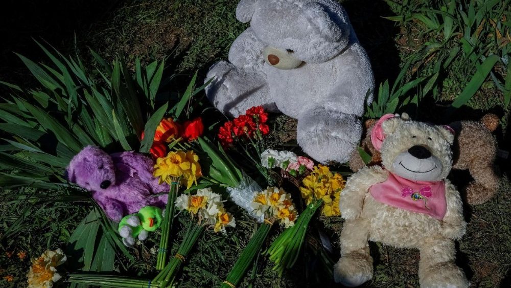 Pessoas lamentam no local do ataque de míssil russo a uma área residencial em Kiev, em 24 de maio de 2025. (Photo by Alina Smutko/REUTERS)