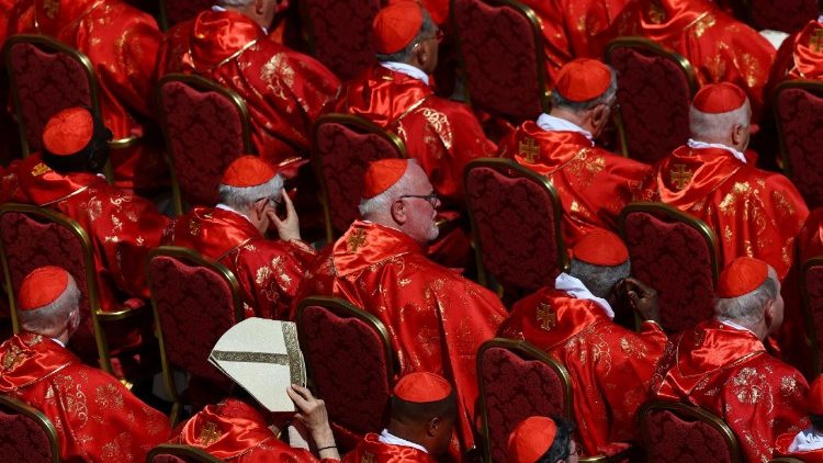 Kardinal Marx (Bildmitte, mit Bart und Brille) bei der Beerdigung von Papst Franziskus auf dem Petersplatz