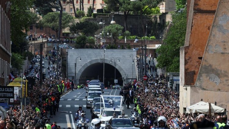 Le cortège funèbre traversant les rues de Rome