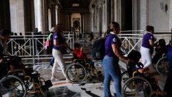 Menschen mit Behinderung im Petersdom