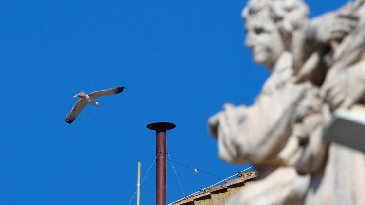 Дымавы комін над Сікстынскай капэлай