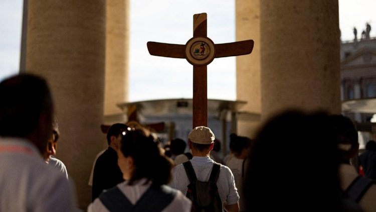 Peregrinos caminham na Praça de São Pedro, no Vaticano. REUTERS/Eloisa Lopez