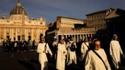 वाटिकन स्थित सन्त पेत्रुस महागिरजाघर के आस-पास का दृश्य 