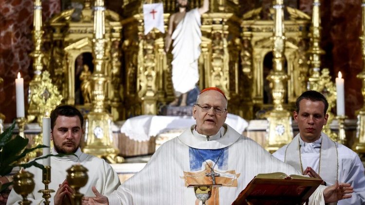 A föltámadt Krisztus megbízatásával, a Szűzanya oltalma alatt...   