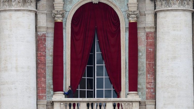 Սուրբ Պետրոս տաճարի կեդրոնական պատշգամը ուրտեղէն աշխարհի կը յայտնուի նոր Քահանայապետը