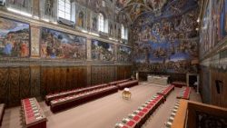 वाटिकन में अगले परमाध्यक्ष के चुनाव के लिए होने वाले सम्मेलन के लिए तैयार पहले सिस्टिन चैपल