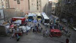 Rifugiati sudanesi in attesa dei pullman al Cairo