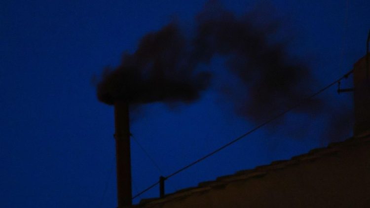 Lần bỏ phiếu đầu tiên: khói đen - các Hồng y chưa bầu được Giáo hoàng