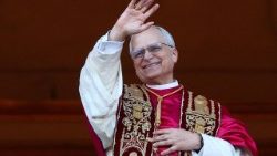 Pāvests Leons XIV sveic ticīgos no Svētā Pētera bazilikas balkona