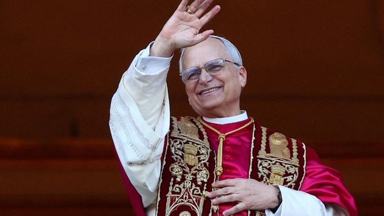 Pāvests Leons XIV sveic ticīgos no Svētā Pētera bazilikas balkona