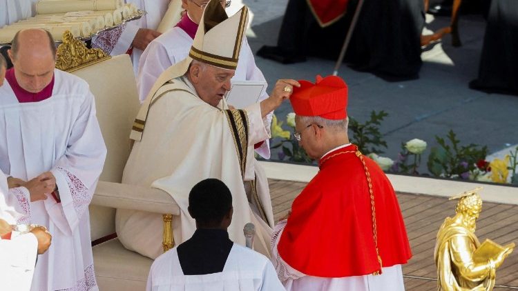 संत पापा फ्राँसिस कार्डिनल रोबर्ट  फ्रांसिस  (संत पापा लेयो 14वें)  को  आशीर्वाद देते हुए