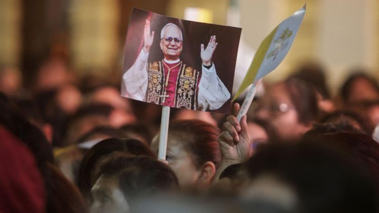 Fiéis em festa na cidade peruana de Chiclayo pela eleição do Papa Leão XIV