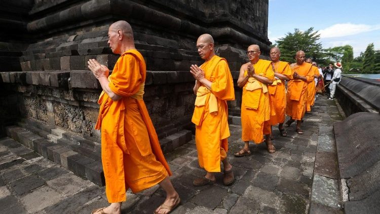  मध्य जावा के मेंडुत मंदिर में वेसाक दिवस