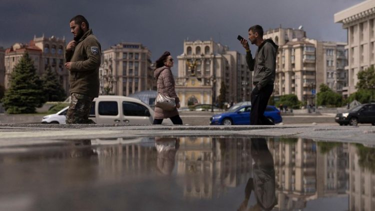 Piétons place du Maidan à Kiev.