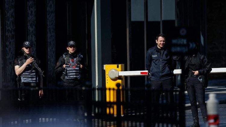La polizia a guardia dell'ufficio di presidenza a Istanbul dove oggi dovrebbero svolgersi i colloqui