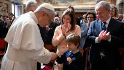 चेंतेसिमुस अन्नुस फाउंडेशन के सदस्यों से मुलाकात करते संत पापा फ्रांँसिस