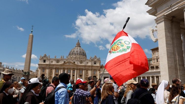 Uma pessoa segura a bandeira peruana na Missa de início de pontificado do Papa Leão XIV. (REUTERS/Darrin Zammit Lup)