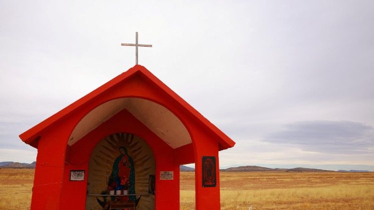Ein Marienschrein in einer mexikanischen Landschaft
