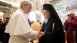 Le Pape Léon XIV avec Bartholomée Ier, patriarche œcuménique de Constantinople au Vatican. Photo d'archives.