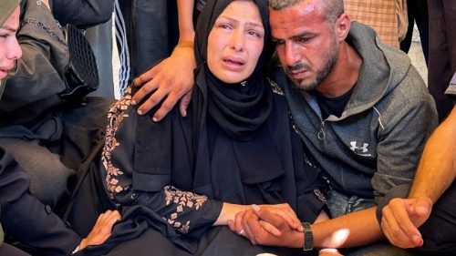 Pápež: Zastavte paľbu, prepustite rukojemníkov, rešpektujte humanitárne právo