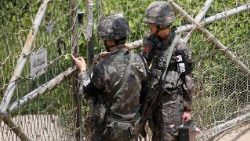 Dopo l'armistizio del 1953, il confine politico è stato sostituito dalla Zona Demilitarizzata Coreana (DMZ), una striscia di terra lunga circa 250 km e larga 4 km che segue l'andamento del 38° parallelo