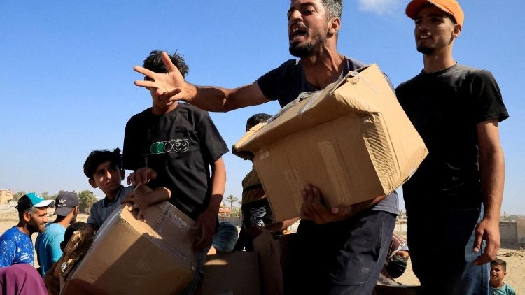 Palestinos civiles durante la incursión en el depósito de ayuda humanitaria en Rafah
