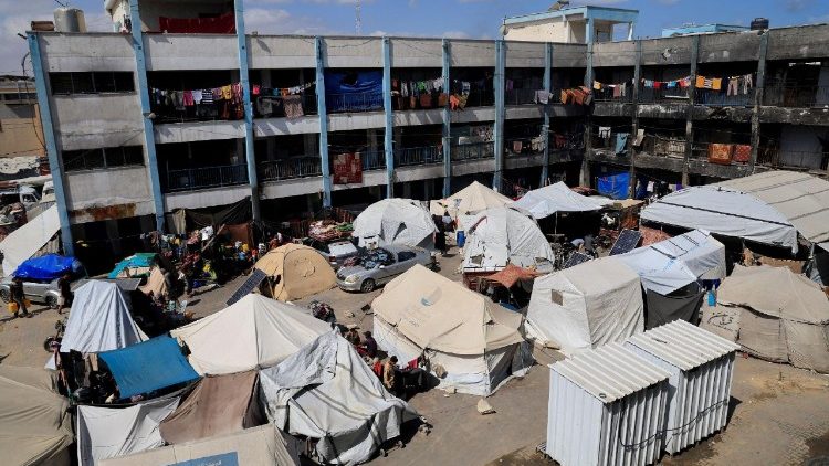 विस्थापित फिलिस्तीनी खान यूनिस में UNRWA स्कूल में शरण ले रहे हैं