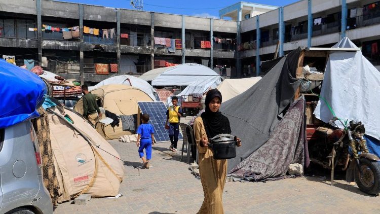 विस्थापित फिलिस्तीनी खान यूनिस में UNRWA स्कूल में शरण ले रहे हैं