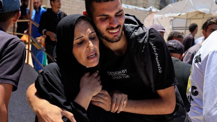 Gyászoló palesztinok egy izraeli támadásban elhunyt szeretteik temetésén Khan Younis-ban
