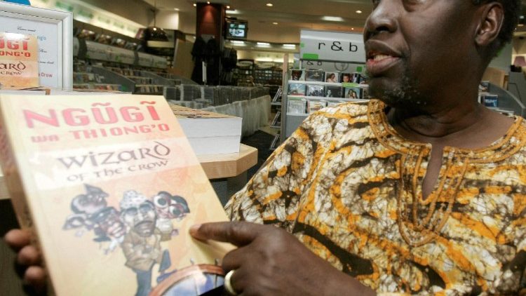 Ngugi wa Thiong'o falando numa livraria de Nairobi do seu livro O Feiticeiro do Corvo, originalmente escrito em língua gikuyu. 