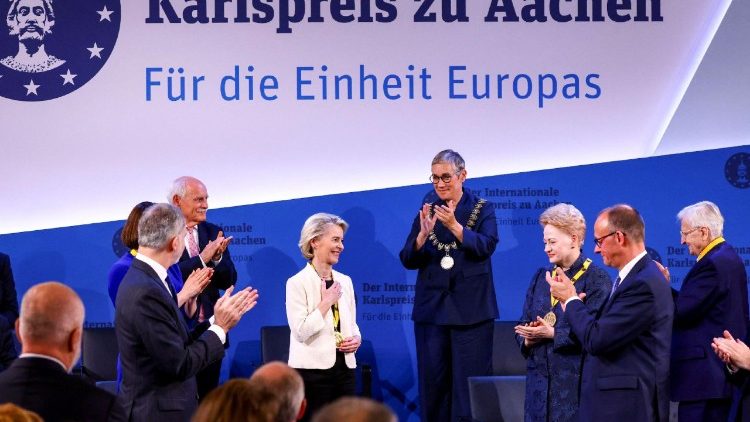 Ursula von der Leyen erhält den Karlspreis 2025 in Aachen (Reuters)