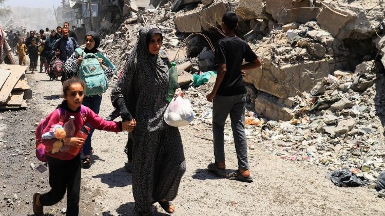 Civili evacuati a Gaza 