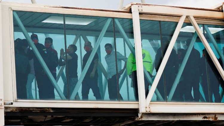 Рэйс з департаванымі з ЗША мігрантамі ў аэрапорце Майкеція, Венесуэла