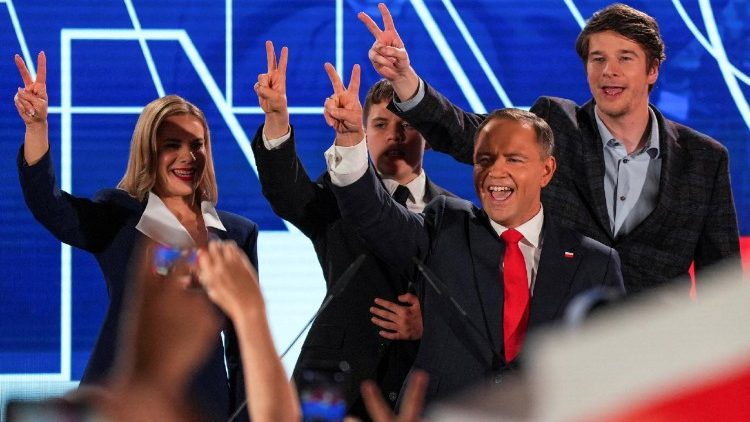 El candidato del Partido PiS (Derecho y Justicia) celebra la victoria en la segunda vuelta junto a su esposa Marta y a sus hijos Antoni y Daniel