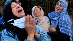 फिलीस्तीन में इस्राएली आक्रमण के उपरान्त महिलाओं का विलाप, 02.06.2025 