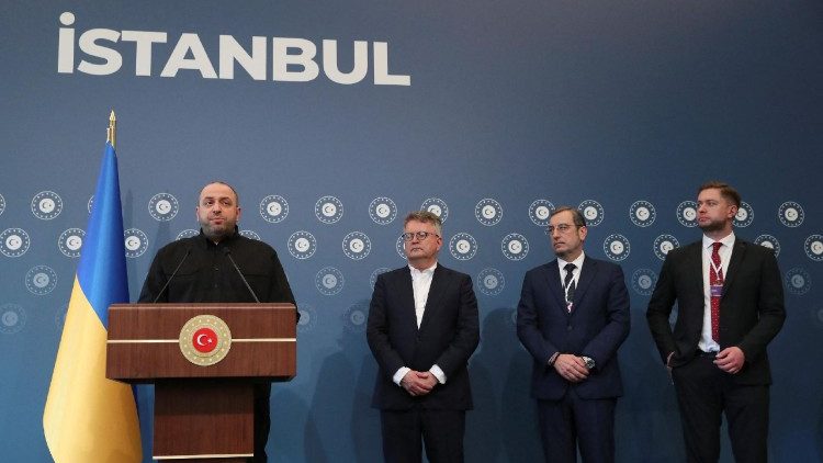 Il ministro della difesa ucraino Rustem Umerov alla conferenza stampa sui negoziati di Istanbul