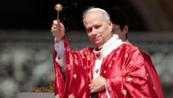 ലിയൊ പതിനാലാമൻ പാപ്പാ, ഞായറാഴ്ച, പെന്തക്കൂസ്താ തിരുന്നാൾ ദിവ്യബലിയർപ്പണ വേളയിൽ, വിശുദ്ധജലം തളിക്കുന്നു, 08/06/25, വത്തിക്കാനിൽ, വിശുദ്ധ പത്രോസിൻറെ ബസിലിക്കയുടെ അങ്കണത്തിൽ