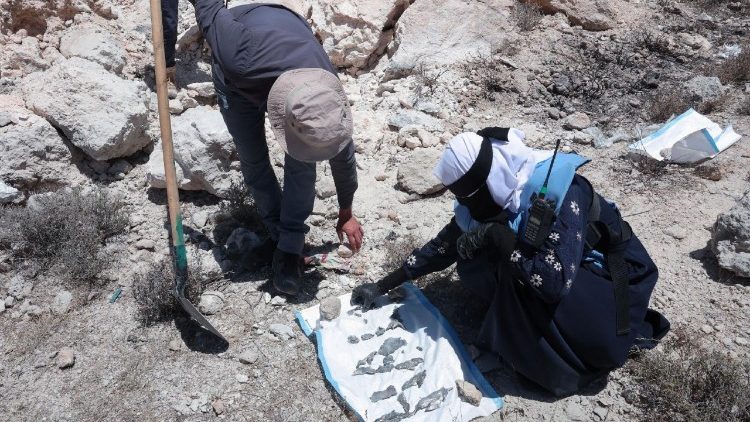 Syrische Frau, getrieben vom persönlichen Verlust, räumt Kriegsüberreste auf