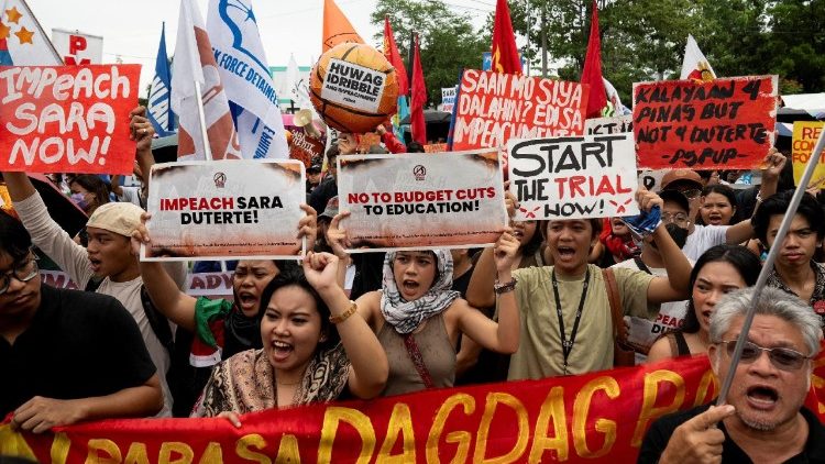 துணை அதிபர் சாரா டுடெர்ட்டேவை பதவிநீக்கம் செய்யக்கோரி மக்கள் போராட்டம் 