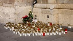 ഗ്രാസിലെ ഡ്രയർഷൂട്ട്സെൻഗാസ് ഹൈ സ്‌കൂളിൽ കൊല്ലപ്പെട്ടവർക്കുവേണ്ടി സെന്റ് സ്റ്റീഫൻസ് കത്തീഡ്രലിന് മുന്നിൽ തിരികൾ നിരത്തിയപ്പോൾ