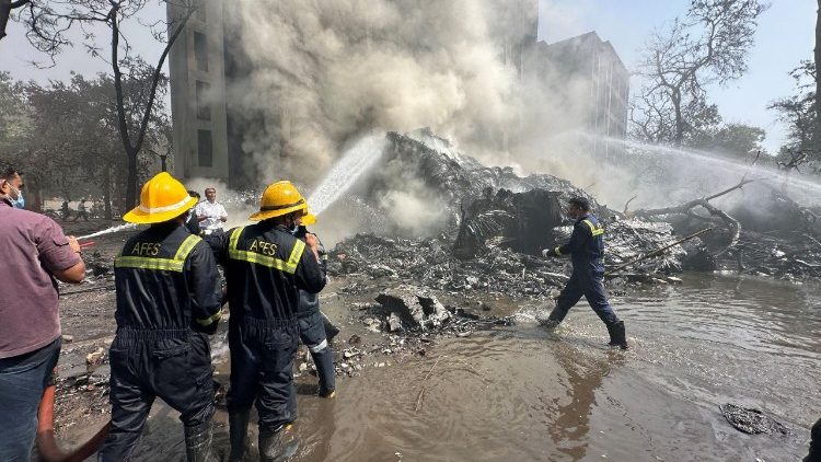 旅客機墜落現場で消火作業にあたる人々　2025年6月12日　インド・アーメダバード