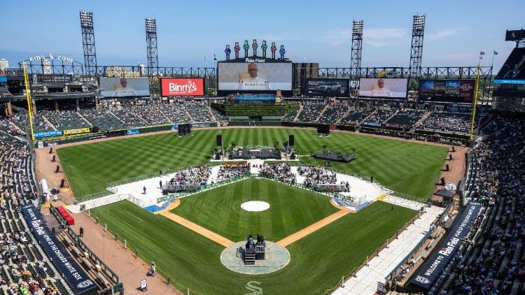 A chicagói baseball-satdionban a fiatalok Leó pápa üzentét hallgatják  