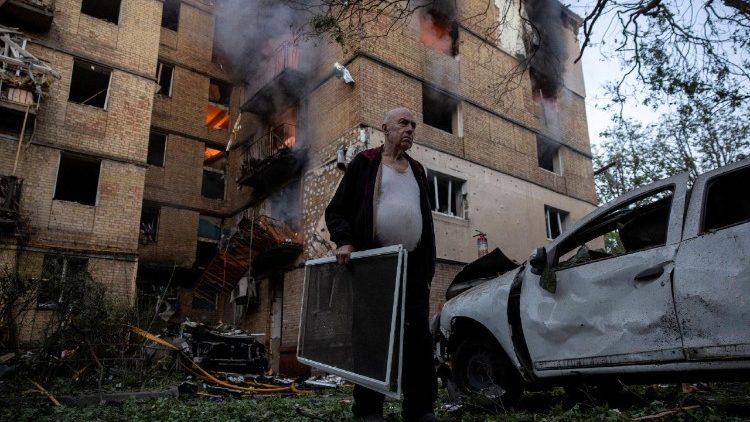 Gli effetti di un bombardamento russo a Kyiv, in Ucraina (Reuters)