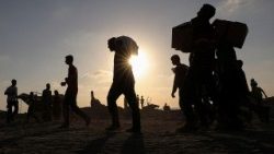 Palestinesi trasportano aiuti umanitari a Beit Lahia, nord di Gaza (Reuters)