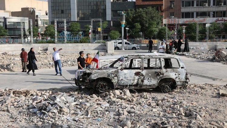 Un'ambulanza distrutta a Teheran dopo un attacco israeliano