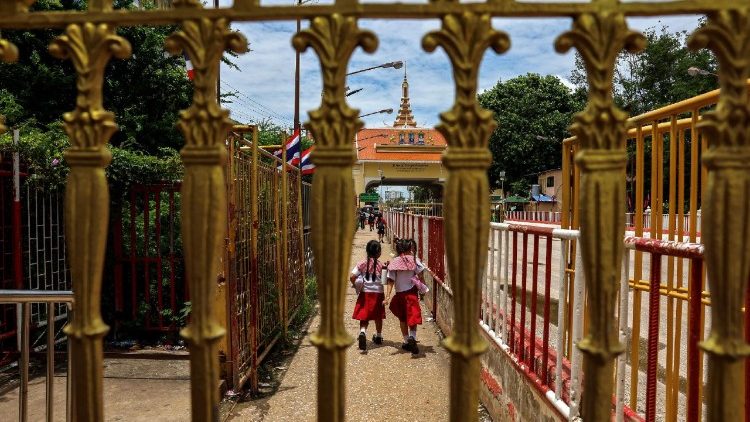 Blick hinter den Zaun: Die geschlossene Grenze zwischen Thailand und Kambodscha