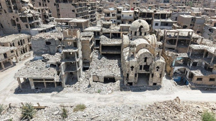 Un drone montre les dégâts subis par l'église grecque orthodoxe de Deir Ezzor., le 27 juin 2025.