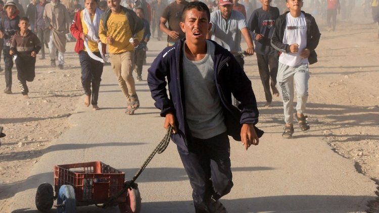 Civili palestinesi sfollati per la distruzione delle loro case