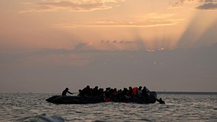 Un gruppo di persone migranti nei pressi di Calais (Reuters)