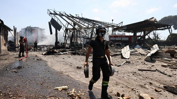 Gli effetti dell'esplosione avvenuta questa mattina a Roma, nel quartiere Prenestino: decine i feriti (Reuters)